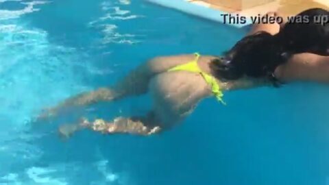 Mi prima traviesa y caliente en la piscina filmada a escondidas
