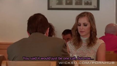 Mientras el cornudo está en la mesa del restaurante mirando WhatsApp.