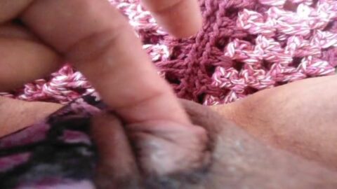 Minas Gerais con un delicioso coño en la cama