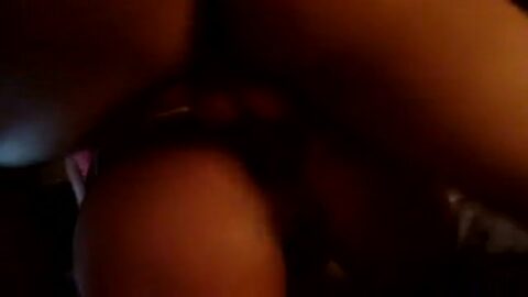 Molestando a la mujer casada caliente frente al cuerno