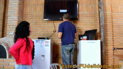 Morena brasileña de gran culo seduciendo a un hombre casado