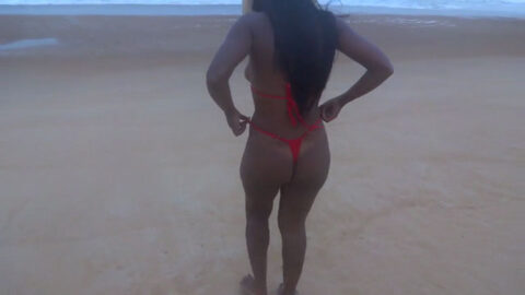 Morena caliente en la playa Pareja Carentony