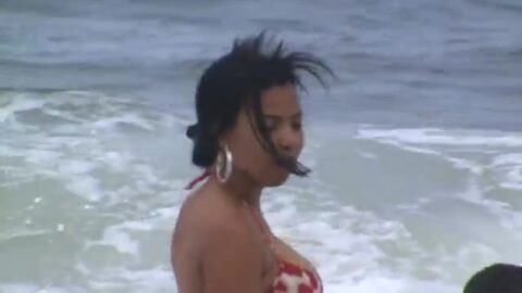 Morena caliente filmada en la playa