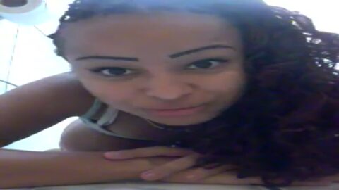 Morena con un dedo en el culo se conectó