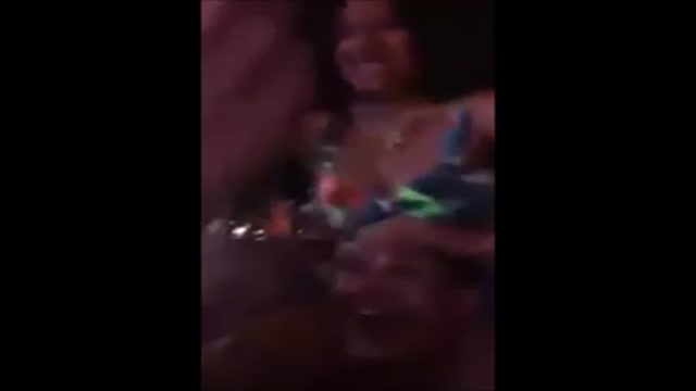 Morena dando pechos en show de música electrónica