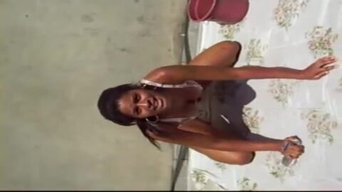 Morena en shorts lavándose