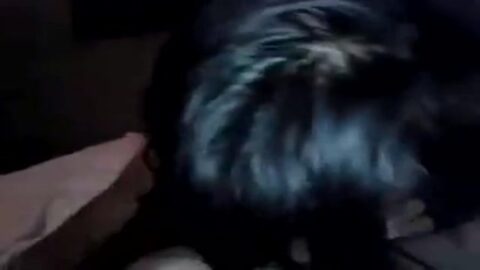 Morena gimiendo dando mamada