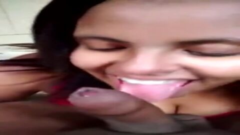 Morena porno gratis dando mamada amateur