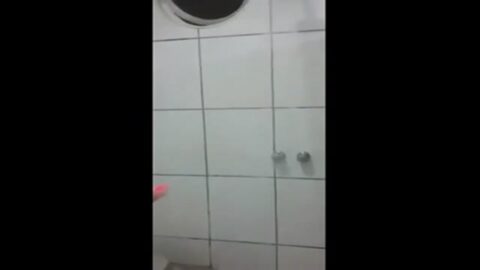 Morena tatuada con ganas de hacerse famosa duchándose desnuda