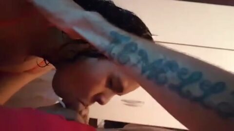 Morenita chupando la polla de su amiga traviesa