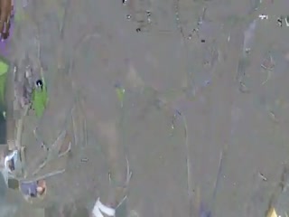 Mostrando la pepeka discretamente en el bar lleno de gente