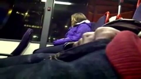 Mostrando la polla a la rubia en el autobús