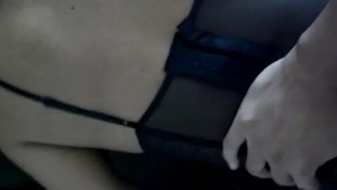 Mujer caliente en lencería negra follando a cuatro patas en sexo amateur