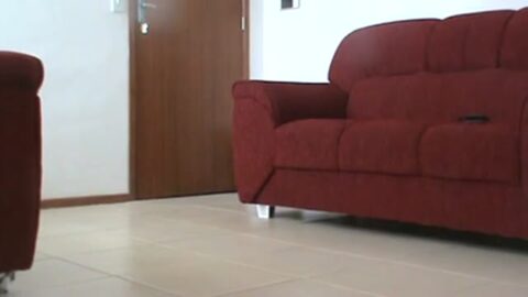 Mujer cornuda que está en el trabajo presumiendo ante el repartidor