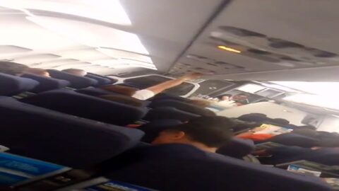 Mujer desnuda dentro del avión siendo grabada por su marido