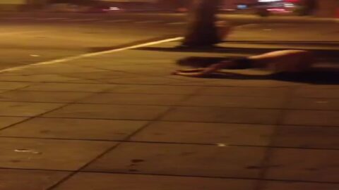 Mujer drogada se quitó la ropa en la calle