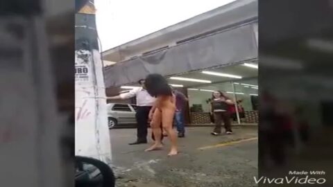 Mujer fue sorprendida desnuda frente a una iglesia