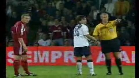 Mujer invade el campo desnuda durante el partido del técnico Felipão