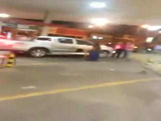 Mujer se desnuda en una gasolinera de Goiânia PT3
