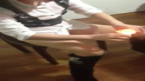 Mujer tailandesa demostrando sus técnicas de pompoarismo.