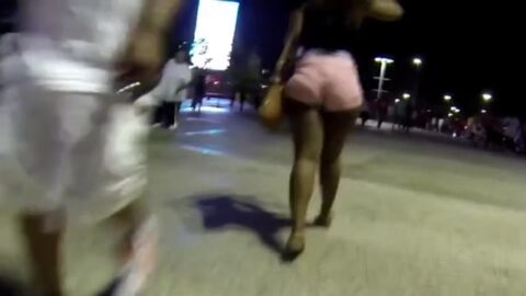 Mulata caliente culona pillada en la calle en shorts
