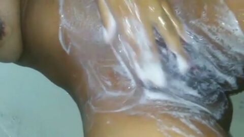 Mulata lavando su coño en el baño