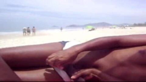 Mulata masturbándose en la playa