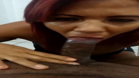 Mulata pelirroja haciendo una mamada se conectó a Internet