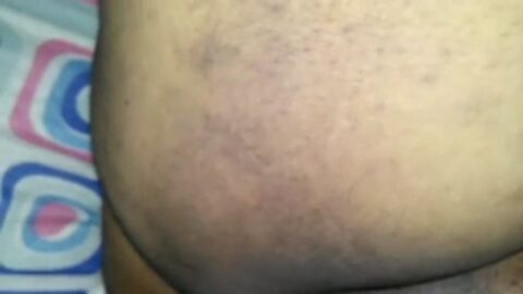 Mulata poniéndose desodorante en el coño