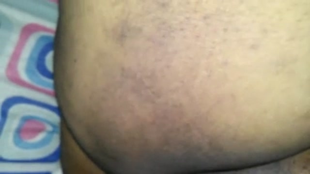 Mulata poniéndose desodorante en el coño