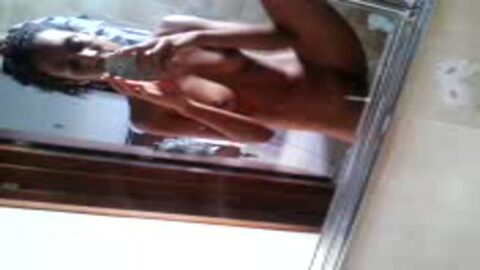 Mulata traviesa haciendo un pequeño vídeo en el baño llegó a internet