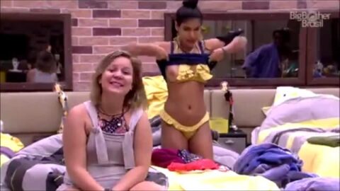 Munik BBB16 se descuida y paga por unos pechos sin raya