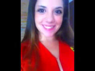 Muy caliente mostrando sus pechos y su coño rosado filmando con cel