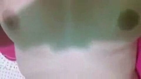 Muy hermosa rubia caliente filmando su cuerpo desnudo