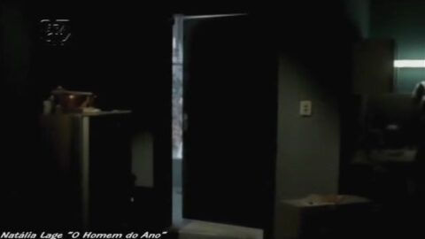 Natália Lage desnuda en una escena de la película El hombre del año