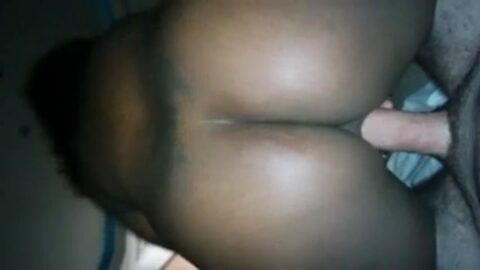 Negona culona sentada sobre la polla de un extranjero sin condón