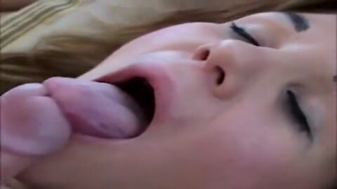 Niña bebiendo leche directamente de la fuente