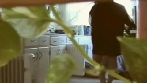 Niña jugando con un fontanero