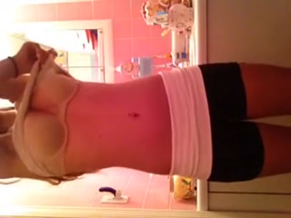 Niña quitándose la ropa y grabando