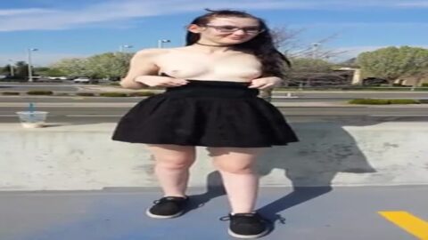 Ninfa blanca mostrando sus pechos en la calle