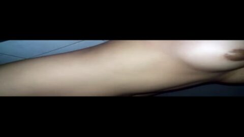 Ninfa cachonda filmándose en el baño apareció en Facebook