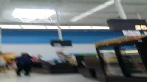 Ninfa en pantalones cortos golpeada en el mercado atrapada escondida