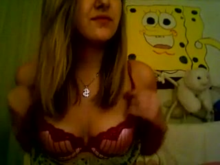 Ninfa rubia masturbándose en la cama