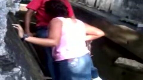 Niños comiendo pirañas en el callejón.