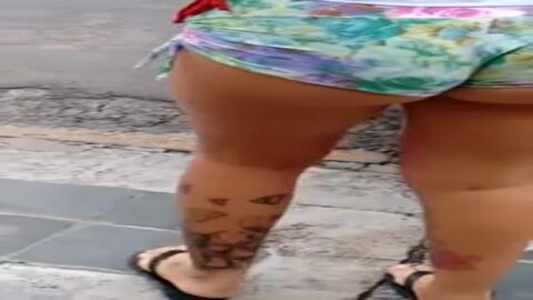 No pude resistirme y filmé a este bombón en la calle.