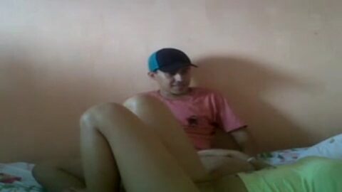 Novia joven tímida en video casero filtrado en la red