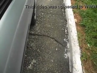 Novia mostrando el coño dentro del auto en la calle