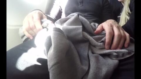 Novia paga por una mamada dentro de un avión lleno de gente