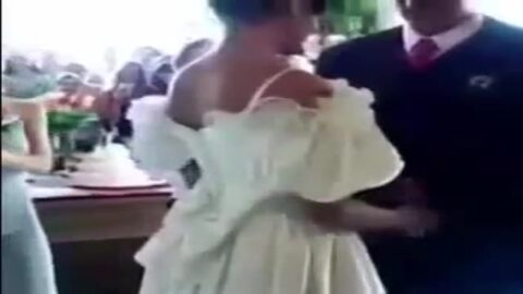 Novia pagando el regalo de chuparle la polla al novio.