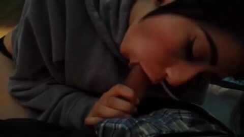 Novinha fingió que iba a dormir en la tienda y fue a hacerse una mamada